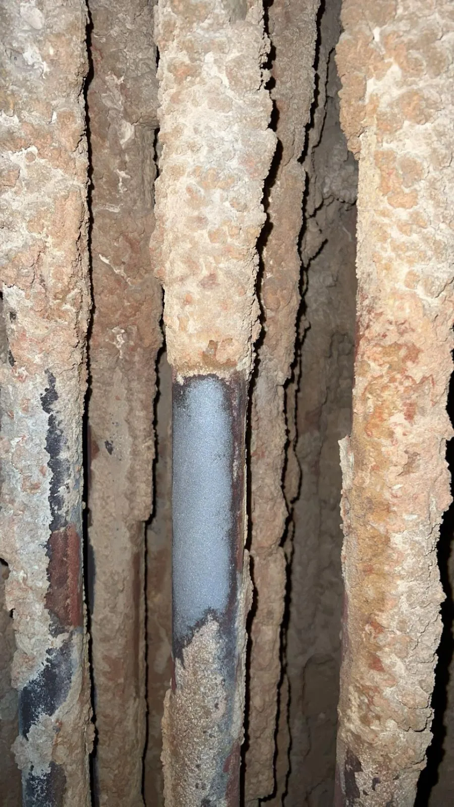 Rensning af faste slaggebelægninger på overhederrør med synlig afrenset metalflade for optimal varmeoverførsel.